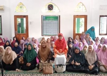 MEMBERIKAN MATERI TENTANG PERLINDUNGAN PEREMPUAN DAN ANAK DARI KEKERASAN DI DALAM KELUARGA DI AISYIYAH CABANG PERCUT SEI TUAN YANG TERDIRI DARI 6 RANTING AISYIYAH SECABANG PERCUT SEI TUAN