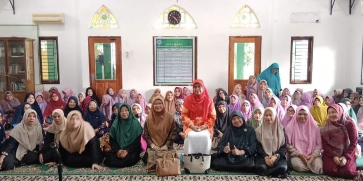 MEMBERIKAN MATERI TENTANG PERLINDUNGAN PEREMPUAN DAN ANAK DARI KEKERASAN DI DALAM KELUARGA DI AISYIYAH CABANG PERCUT SEI TUAN YANG TERDIRI DARI 6 RANTING AISYIYAH SECABANG PERCUT SEI TUAN
