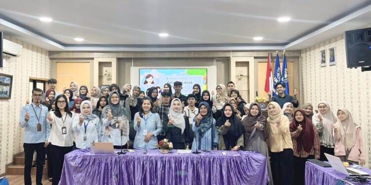 PSGA UMSU DAN PERWAKILAN BKKBN PROVINSI SUMATERA UTARA MELAKSANAKAN KEGIATAN INTERNALISASI PENGASUHAN ANAK USIA DINI DI AULA FISIP UMSU